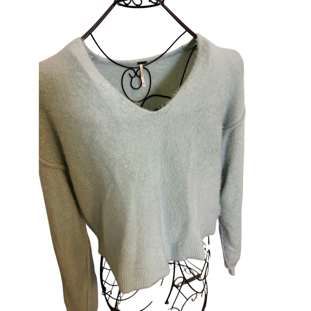 Free People XS V-Neck Oversized fuzzy cozy sweater mint external seam detail EUC